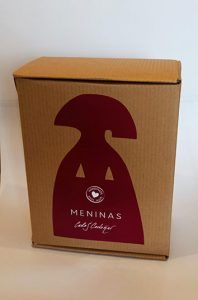Caja de cartón rígida con apertura frontal para meninas_con logotipo en vinilo Carlos Codoñer