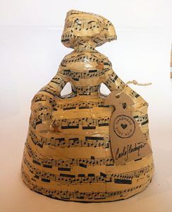 Menina Música. Escultura original de Carlos Codoñer de su colección Meninas con Arte